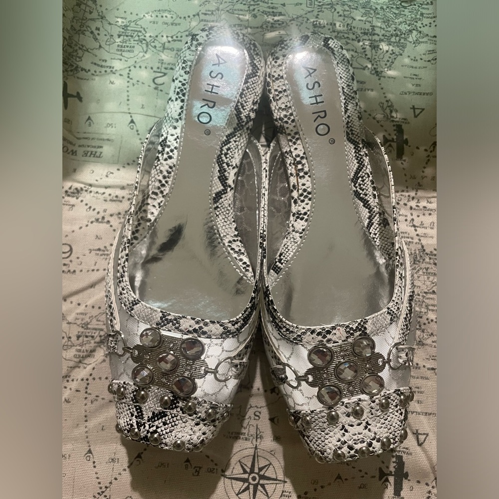 Ashro Women’s BW Snakeskin W Mesh & Jeweled Square Toe Slip on Shoes Size 7 1/2